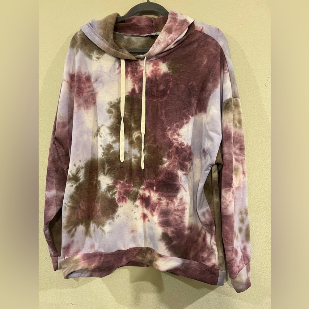 Woman’s XL White Birch sweatshirt with hoodie.